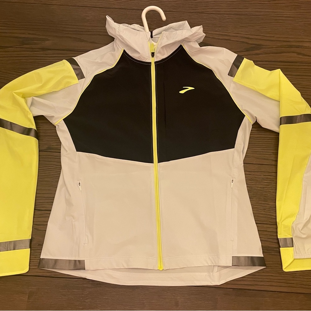 Brooks Run Visible Women’s Carbonite Jacket